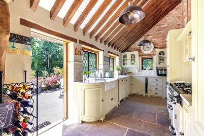 16th Century Chocolate box Thatched Cottage within 2.5 Acres