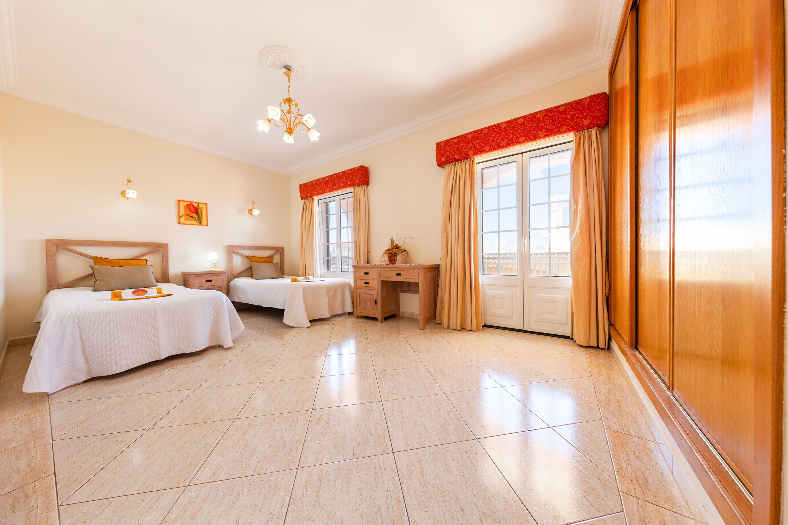 4 habitaciones, decoración personalizada, muebles diferentes y cunas 