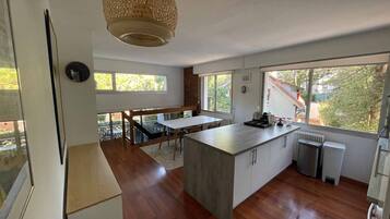 Coffee/tea maker, fridge, oven, dishwasher
