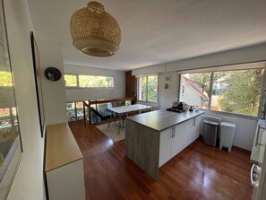 Fridge, oven, dishwasher, coffee/tea maker