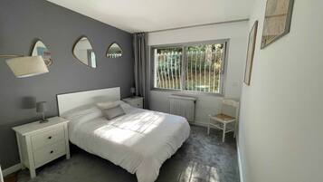 2 bedrooms, iron/ironing board, WiFi