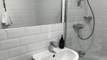 Haartrockner, Handtücher, Seife, Shampoo