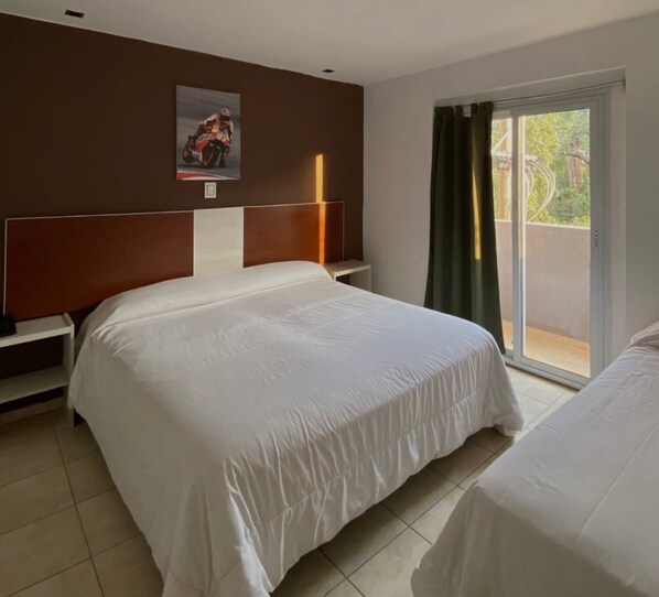 Standaard driepersoonskamer, uitzicht op de stad | Gratis wifi