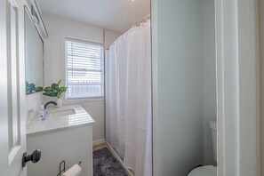 Hair dryer, towels, soap, shampoo - Coastal Cottage in Tech Terrace (Lubbock)