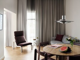 Studio Apartment for 4 | 起居区 | 43-英寸智能电视（配备有线频道）