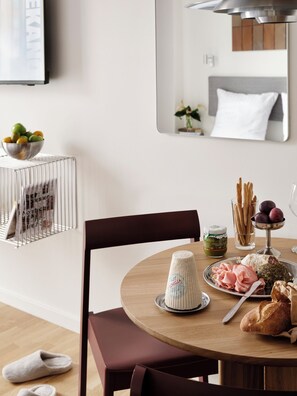 Studio Apartment for 2 with Balcony | Dineren in de kamer