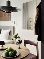 Studio for 2 with High Ceilings | Opções para refeição no quarto