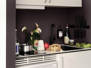 Refrigerador, microondas, cafetera de espresso y cafetera y tetera