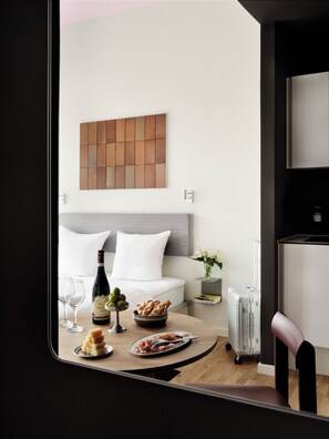 Studio Apartment for 2 | Makan dalam bilik