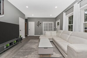 Smart TV - 332/338 judysplaces in Lansdowne, 2 houses combo (Lansdowne)