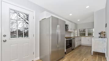 Fridge, microwave, stovetop, dishwasher