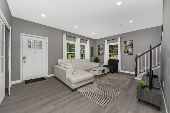 Smart TV - 332/338 judysplaces in Lansdowne, 2 houses combo (Lansdowne)