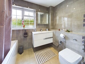 Maison | Salle de bain | Douche, baignoire profonde, articles de toilette (gratuits)