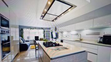 House | Private kitchen | Fridge, microwave, oven, stovetop