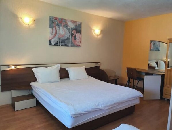 5 bedrooms, WiFi, bed sheets