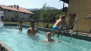 Une piscine avec des gens dedans.