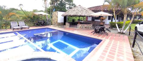 Piscine extérieure, piscine chauffée