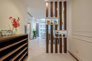 ซูพีเรียอพาร์ทเมนท์, 2 ห้องนอน, ระเบียง, วิวเมือง | บริเวณนั่งเล่น | สมาร์ททีวี 50 นิ้ว พร้อมช่องเคเบิล