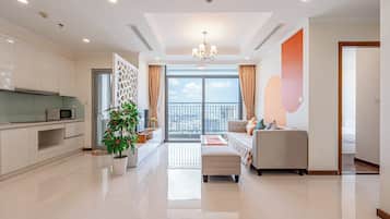Departamento Premier, 3 habitaciones, balcón, vista a la ciudad | 1 habitación, ropa de cama de alta calidad y edredón