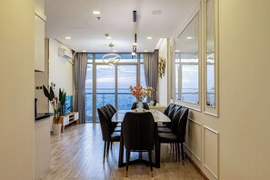 รอยัลอพาร์ทเมนท์, 2 ห้องนอน, ระเบียง, วิวเมือง | บริการอาหารในห้องพัก