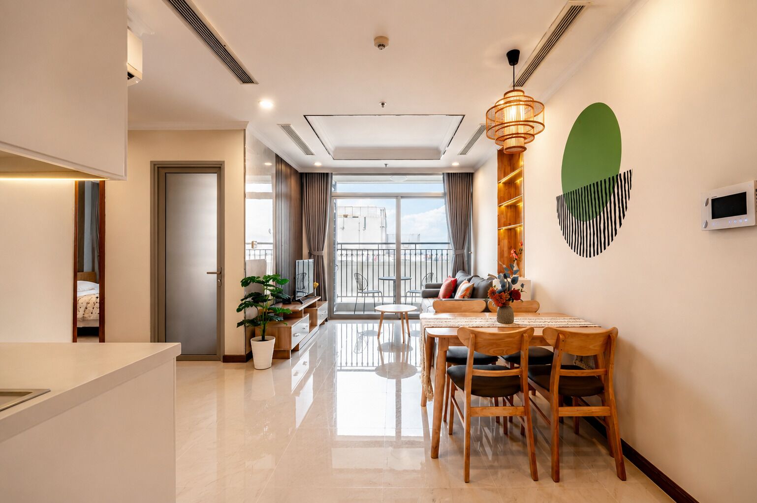 Un salon moderne avec un coin repas, une grande fenêtre et un balcon.