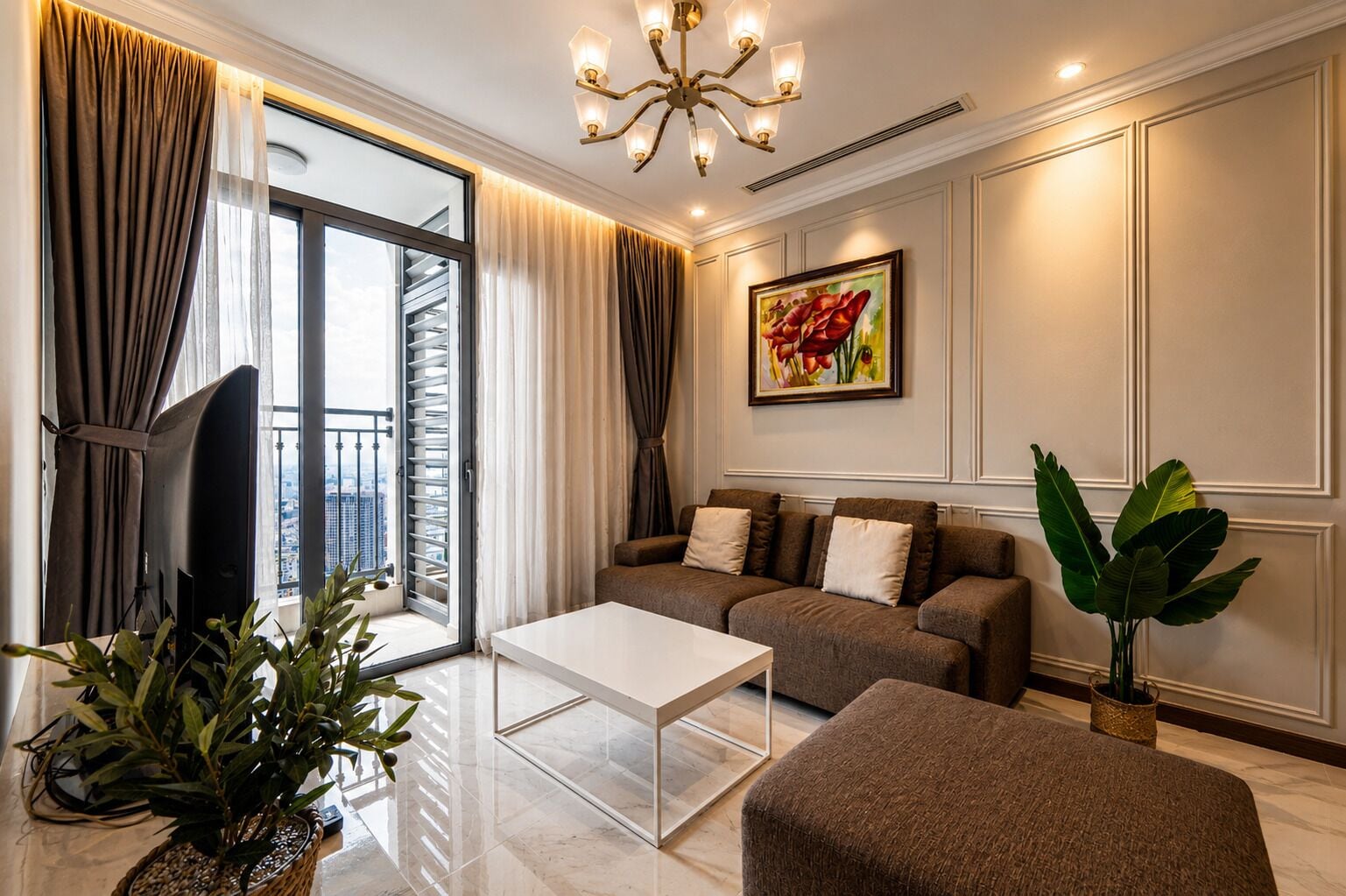 Un salon moderne avec un canapé, une table basse et une grande fenêtre agrémentée de rideaux.