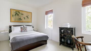 3 bedrooms, desk, iron/ironing board, free WiFi