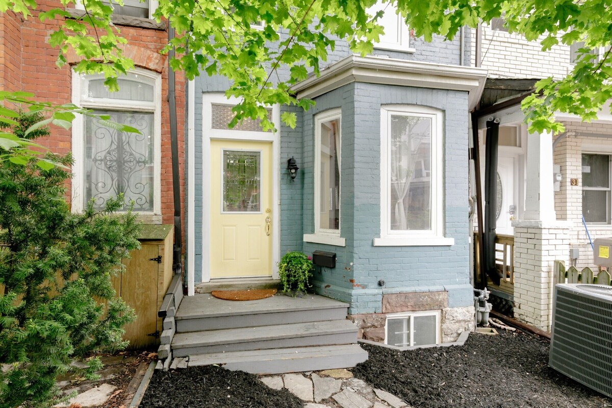 Treelined street downtown. 100 walk/transit score. Ideal for Work/Life/Family.