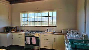 Mikroaaltouuni, uuni, liesi, vedenkeitin