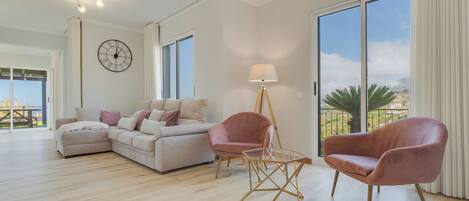 Villa familiar, vista parcial al mar | Área de sala de estar | Televisión de pantalla plana