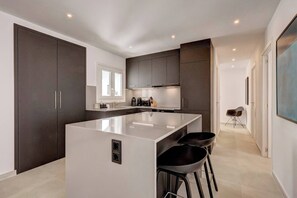 Fridge, oven, stovetop, coffee/tea maker - Stylish & Modern Fuengirola Apt, Near Beach (Fuengirola)