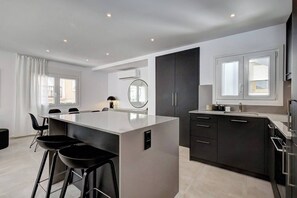 Fridge, oven, stovetop, coffee/tea maker