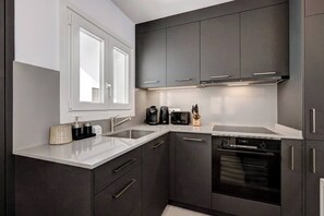 Réfrigérateur, four, plaque de cuisson, cafetière/bouilloire