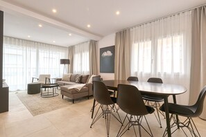 Smart TV - Stylish & Modern Fuengirola Apt, Near Beach (Fuengirola)