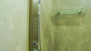 Douche, serviettes fournies, savon, shampoing
