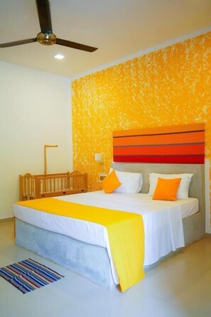 Escritorio, sistema de insonorización y wifi gratis 