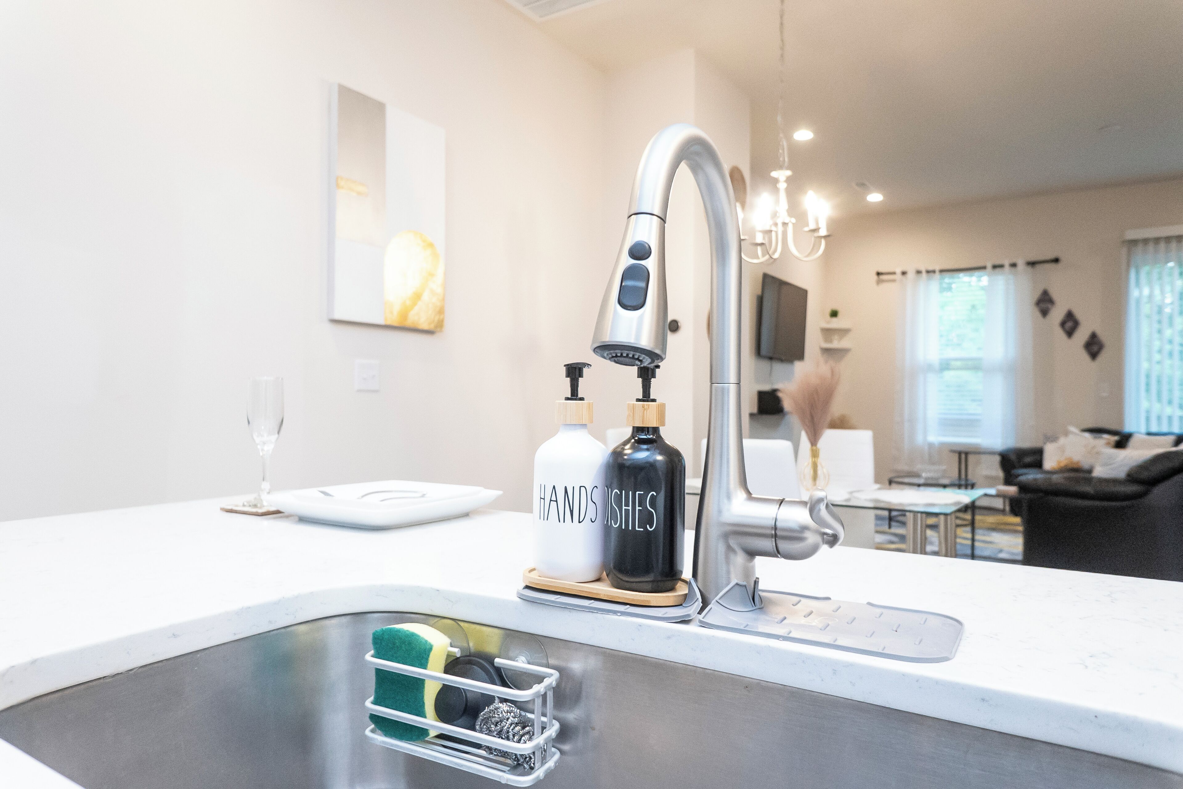 Nhà liên kế, quang cảnh sân golf | Khu phòng khách | Smart TV 43-inch có truyền hình kỹ thuật số 