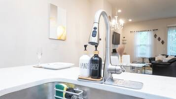 Townhome, Golf View | Ruang tamu | 43 inci sebuah televisyen pintar dengan digital