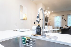 Casa de ciudad, vista al campo de golf | Área de sala de estar | Smart TV de 43 pulgadas con canales digitales