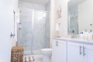 Nhà liên kế, quang cảnh sân golf | Phòng tắm | Khăn tắm, xà phòng, dầu gội, giấy vệ sinh 