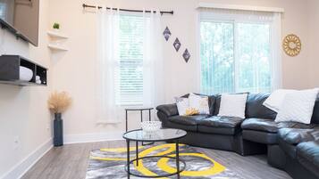 Townhouse, pemandangan lapangan golf | Area keluarga | Smart TV 43-inci dengan saluran TV digital