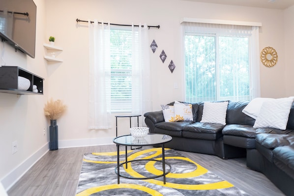 Nhà liên kế, quang cảnh sân golf | Khu phòng khách | Smart TV 43-inch có truyền hình kỹ thuật số 