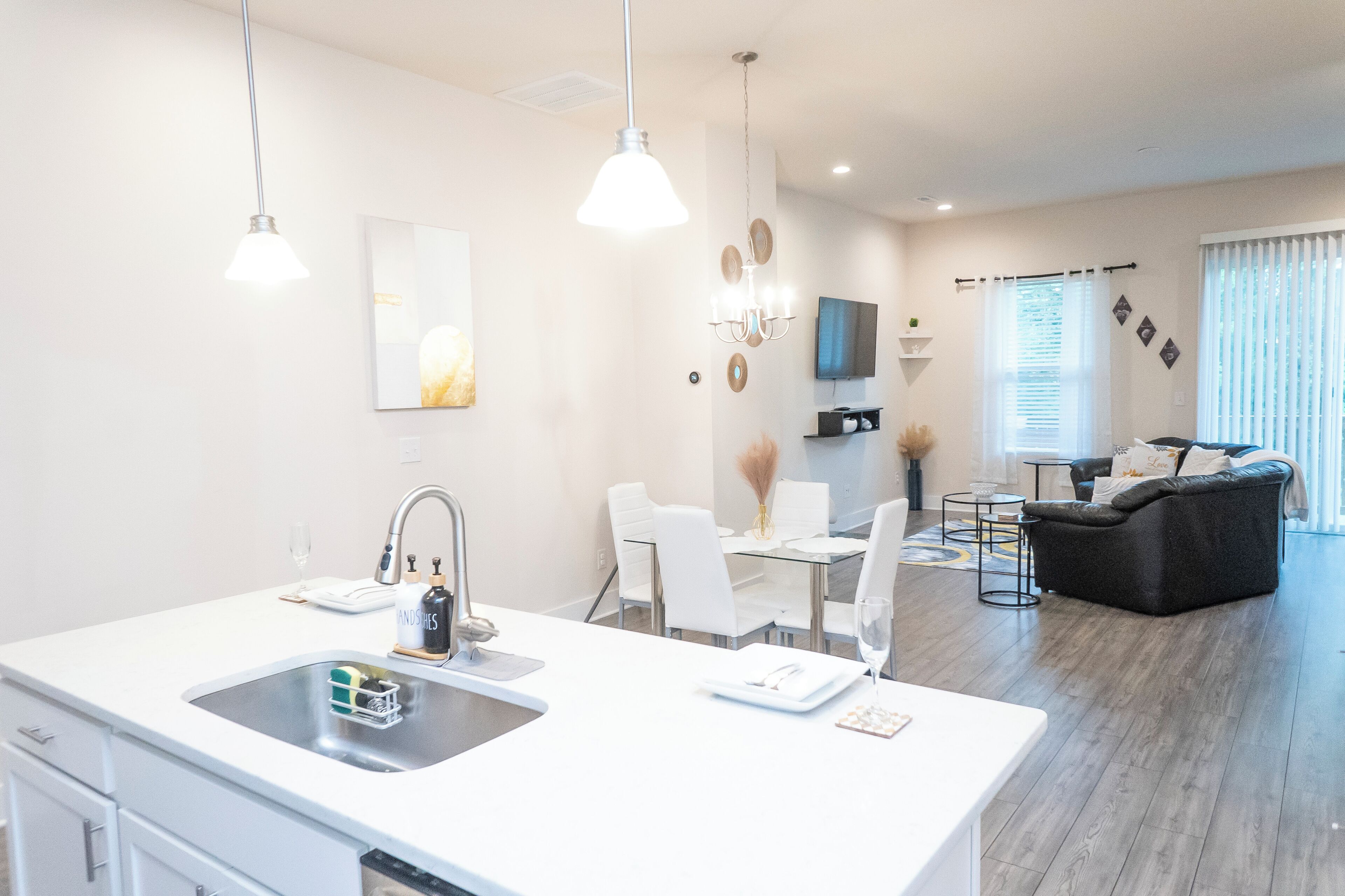 Nhà liên kế, quang cảnh sân golf | Khu phòng khách | Smart TV 43-inch có truyền hình kỹ thuật số 