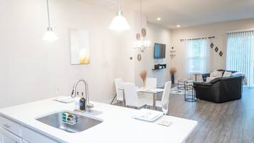 Townhome, Golf View | Ruang tamu | 43 inci sebuah televisyen pintar dengan digital