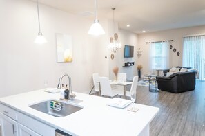 Casa de ciudad, vista al campo de golf | Área de sala de estar | Smart TV de 43 pulgadas con canales digitales