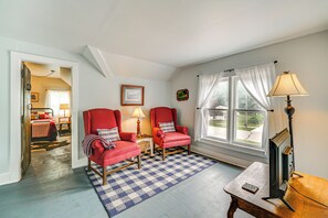 4 bedrooms, iron/ironing board, travel cot, WiFi - Spacious Vintage Gem w/ Sunroom in Manistee! (Manistee)