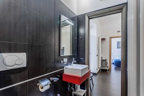 Regadera, secadora de cabello, bidet, toallas 