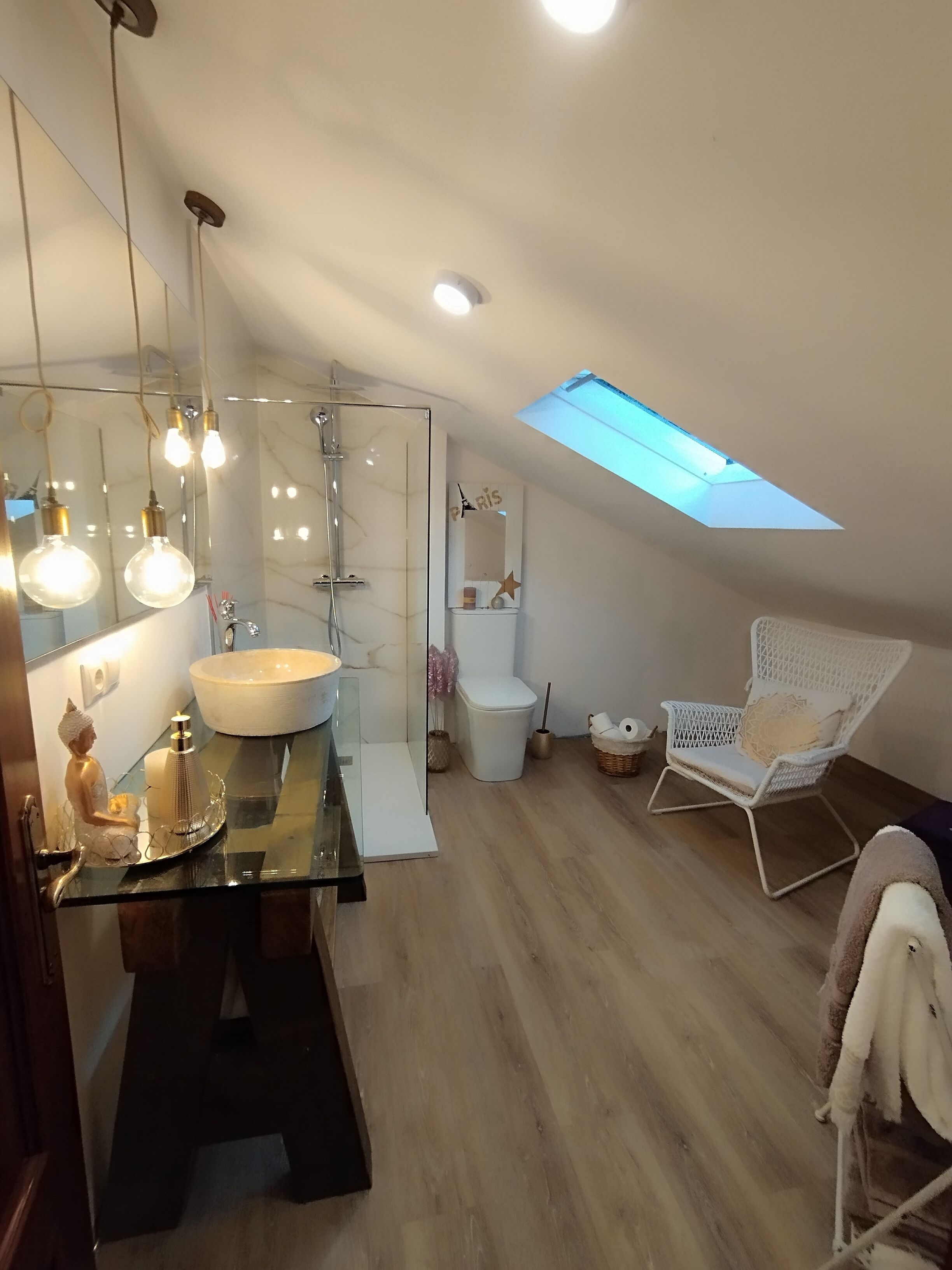 Douche, sèche-cheveux, bidet, serviettes fournies