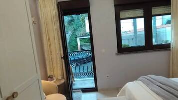 5 slaapkamers, een strijkplank/strijkijzer, reisbedje, gratis wifi