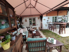 Outdoor dining - 3' from the COAST 🏖️, LARGE AND BRIGHT HOUSE w/Garden 🏡, 20' from SANTIAGO🕍.  (Lousame)